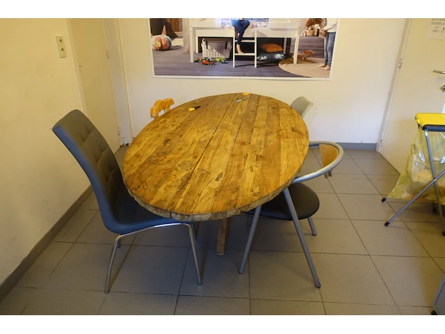 Tafel en 4 x diverse stoel - afbeelding 1 van  4