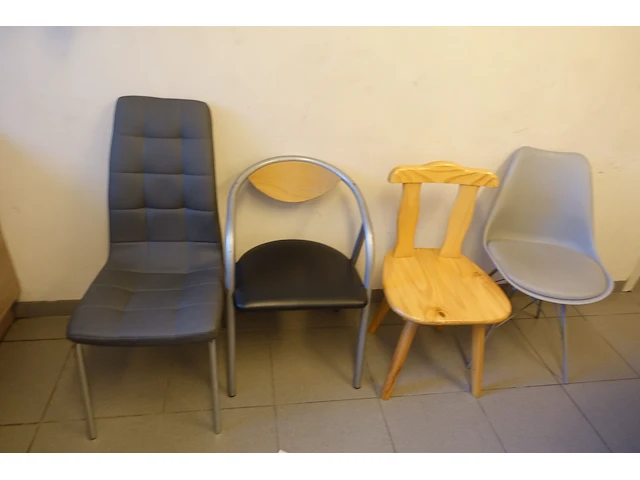 Tafel en 4 x diverse stoel - afbeelding 2 van  4