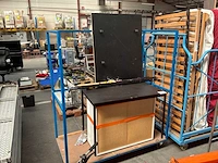 Tafel en kast - afbeelding 1 van  4