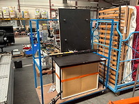 Tafel en kast - afbeelding 1 van  4