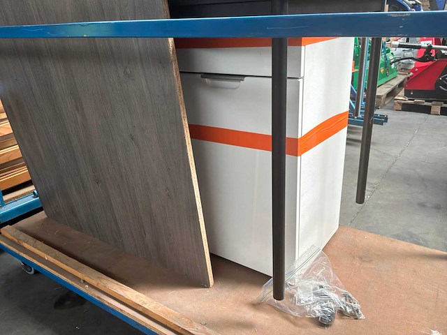 Tafel en kast - afbeelding 4 van  4