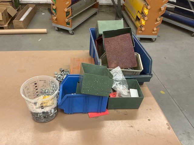 Tafel en kastje - afbeelding 3 van  6