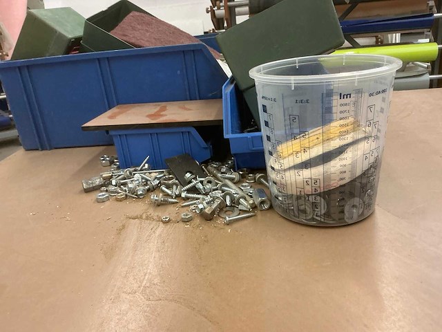 Tafel en kastje - afbeelding 4 van  6