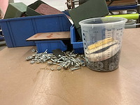 Tafel en kastje - afbeelding 4 van  6