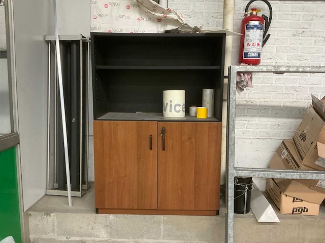 Tafel en kastje - afbeelding 5 van  6