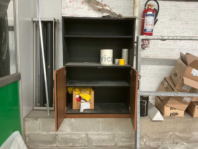 Tafel en kastje - afbeelding 6 van  6