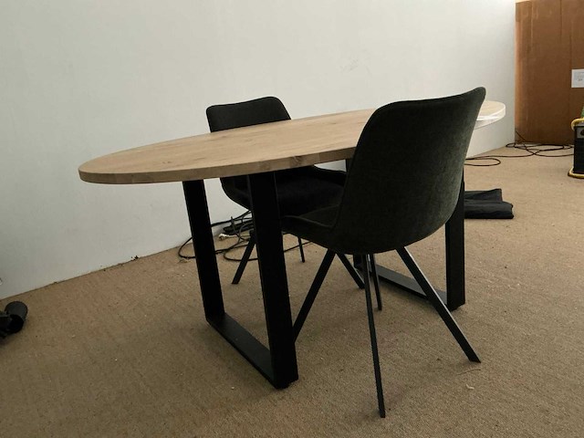 Tafel en stoel x2 - afbeelding 1 van  4