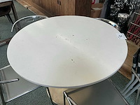 Tafel en stoelen