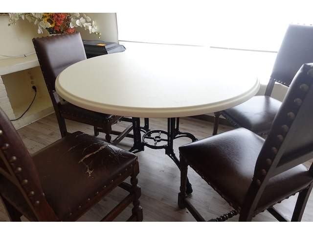 Tafel en stoelen - afbeelding 2 van  2