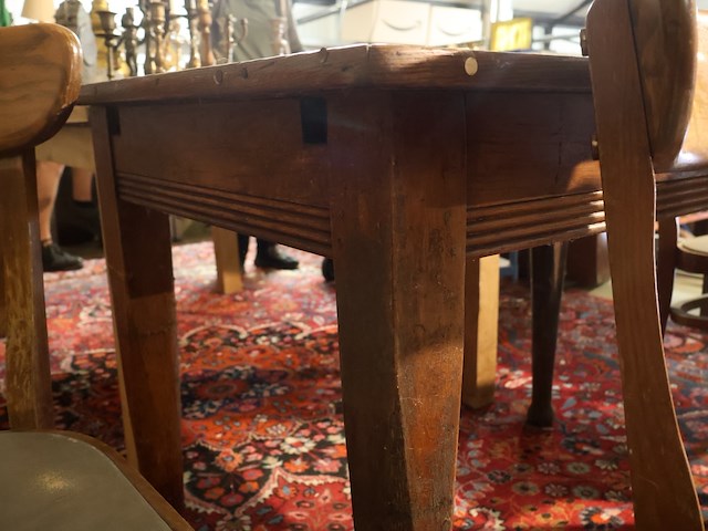 Tafel en stoelen - afbeelding 4 van  5