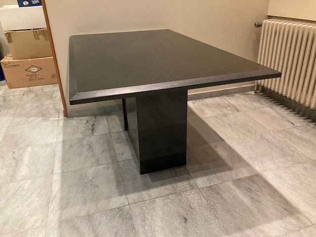Tafel in zwarte gepolierde graniet marlin - afbeelding 2 van  7