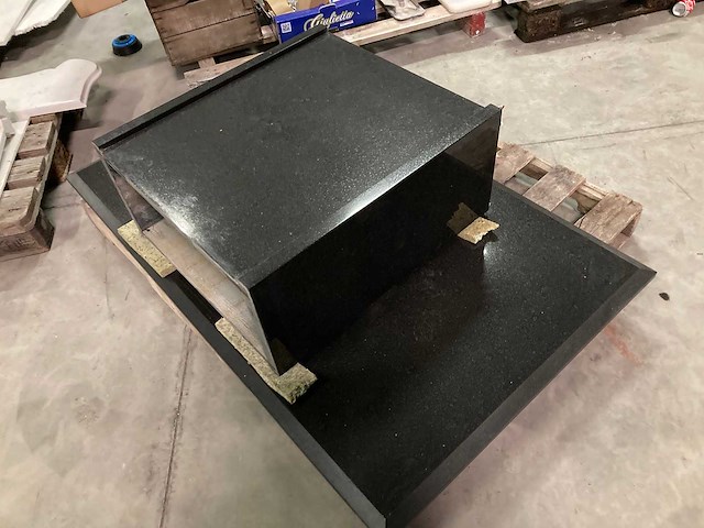 Tafel in zwarte gepolierde graniet marlin - afbeelding 6 van  7