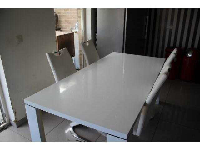Tafel met 4 stoelen + barkast - afbeelding 9 van  12