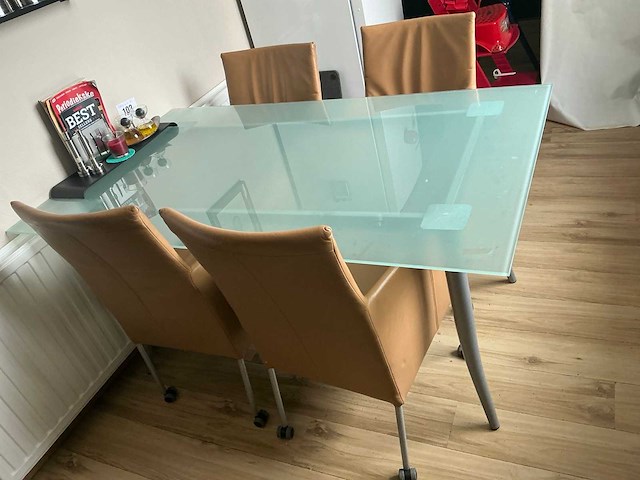Tafel met 4 stoelen - afbeelding 2 van  3