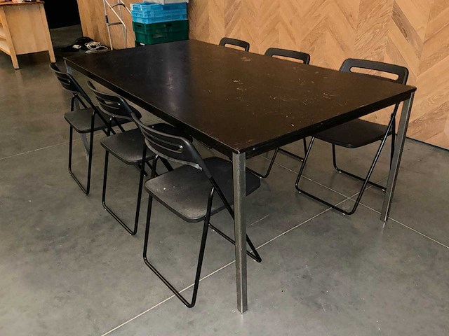 Tafel met 6 klapstoelen - afbeelding 1 van  5