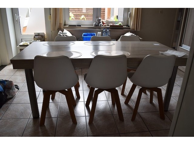 Tafel met 6 stoelen - afbeelding 1 van  4