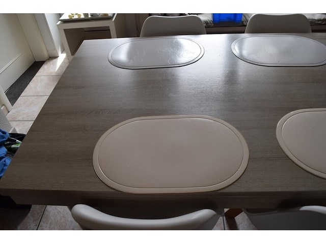 Tafel met 6 stoelen - afbeelding 2 van  4