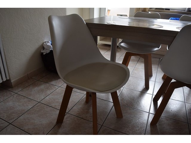 Tafel met 6 stoelen - afbeelding 3 van  4