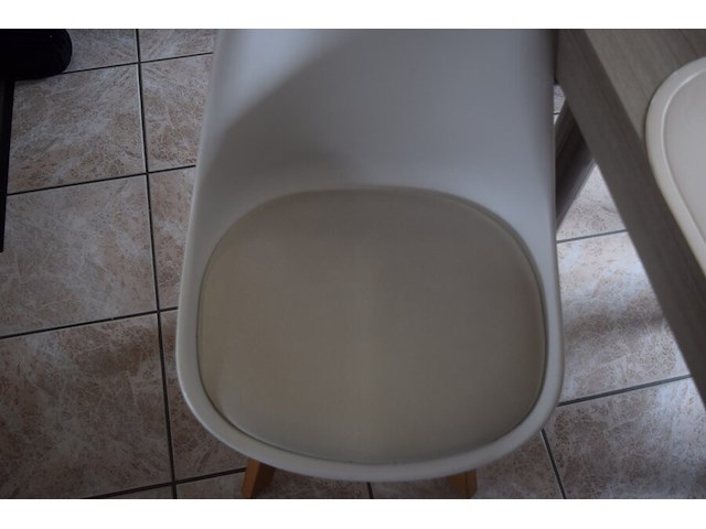 Tafel met 6 stoelen - afbeelding 4 van  4