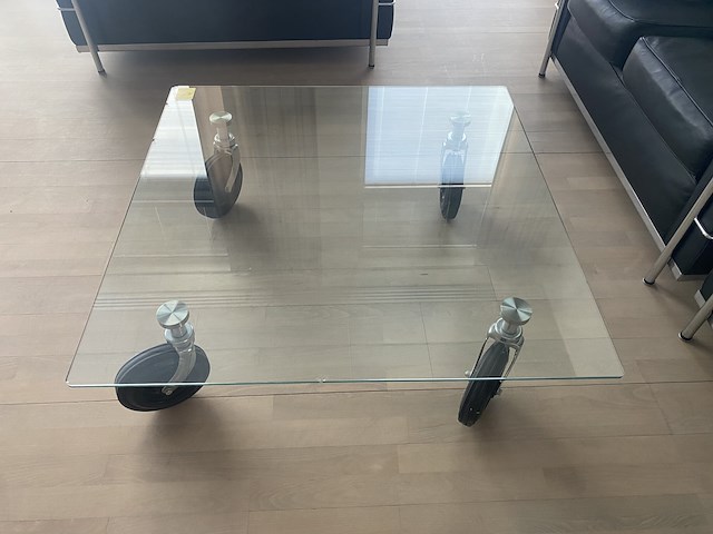 Tafel met glazen blad op zwenkwielen - afbeelding 1 van  3
