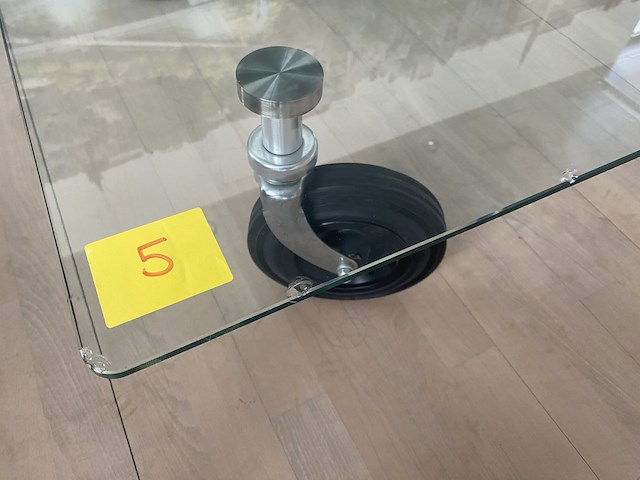 Tafel met glazen blad op zwenkwielen - afbeelding 2 van  3