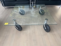 Tafel met glazen blad op zwenkwielen - afbeelding 3 van  3