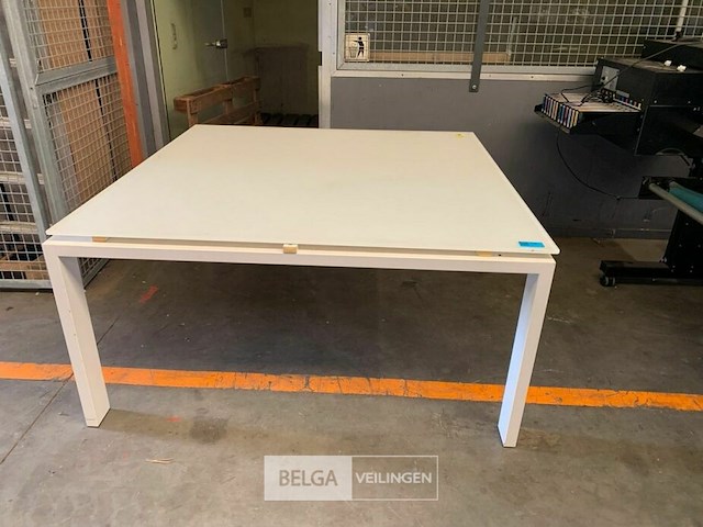 Tafel met glazen blad - afbeelding 1 van  2