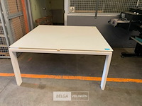 Tafel met glazen blad - afbeelding 1 van  2