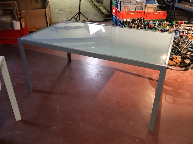 Tafel met glazen blad - afbeelding 1 van  4