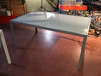 Tafel met glazen blad