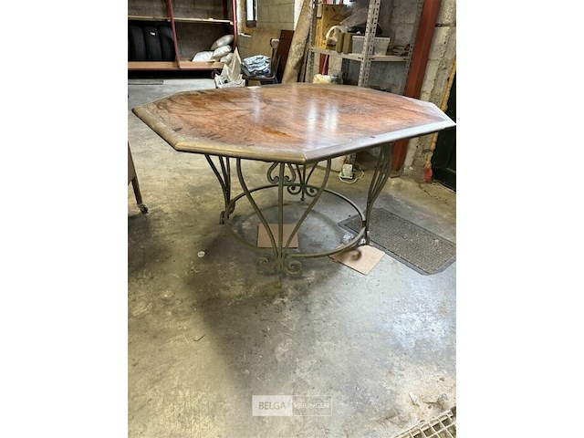Tafel met houten blad en ijzeren onderstel - afbeelding 1 van  3