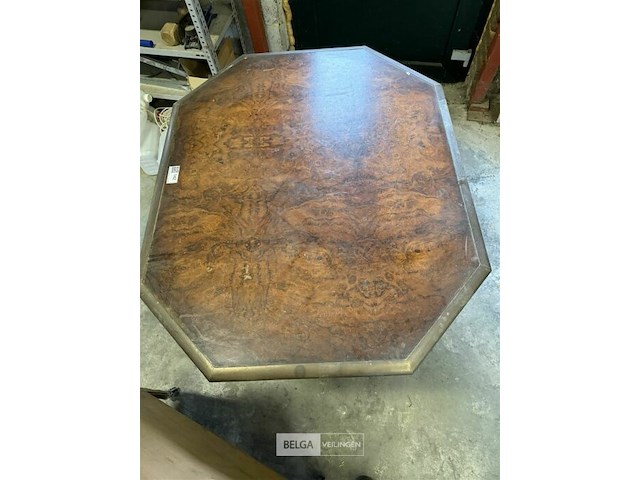 Tafel met houten blad en ijzeren onderstel - afbeelding 2 van  3