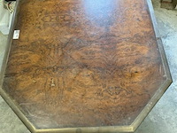 Tafel met houten blad en ijzeren onderstel - afbeelding 2 van  3