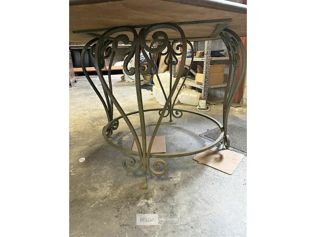 Tafel met houten blad en ijzeren onderstel - afbeelding 3 van  3