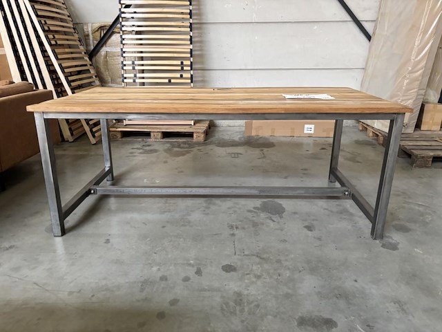 Tafel met houten blad en metalen onderstel - afbeelding 1 van  3