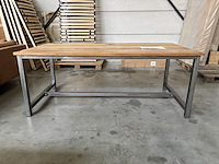 Tafel met houten blad en metalen onderstel