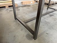 Tafel met houten blad en metalen onderstel - afbeelding 2 van  3