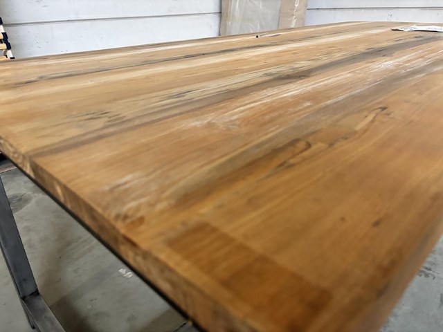 Tafel met houten blad en metalen onderstel - afbeelding 3 van  3