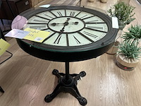 Tafel met ingewerkte klok j-line