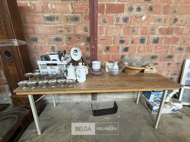 Tafel met keukenaccessoires - afbeelding 1 van  7