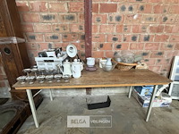 Tafel met keukenaccessoires - afbeelding 1 van  7