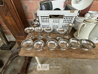 Tafel met keukenaccessoires - afbeelding 2 van  7