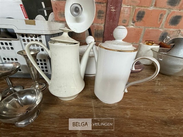 Tafel met keukenaccessoires - afbeelding 3 van  7