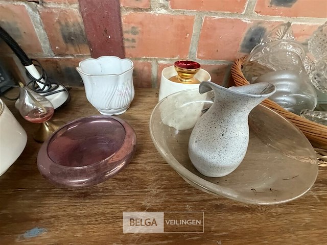 Tafel met keukenaccessoires - afbeelding 4 van  7
