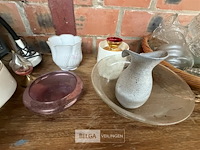 Tafel met keukenaccessoires - afbeelding 4 van  7