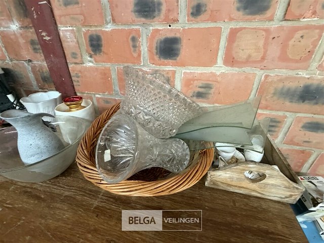 Tafel met keukenaccessoires - afbeelding 5 van  7