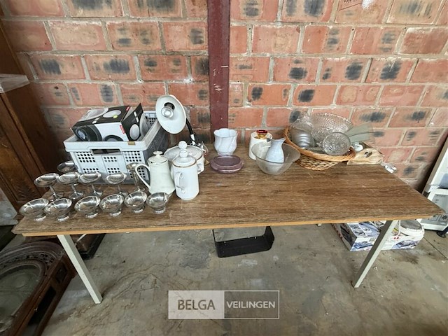 Tafel met keukenaccessoires - afbeelding 6 van  7