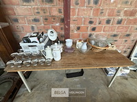 Tafel met keukenaccessoires - afbeelding 6 van  7