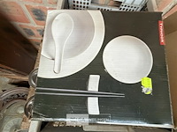 Tafel met keukenaccessoires - afbeelding 7 van  7