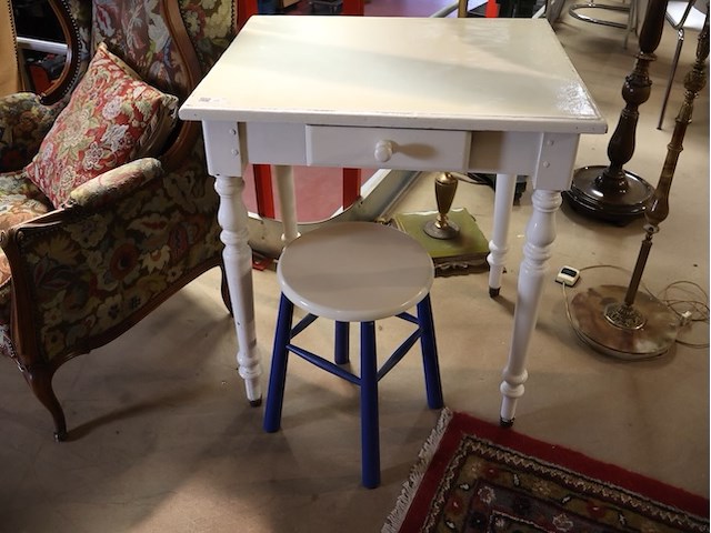 Tafel met krukje - afbeelding 1 van  4